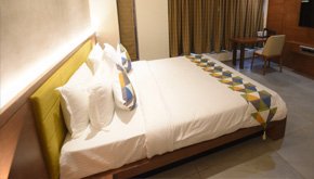 hotel-the-pramukh-king-bed