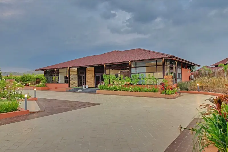 <span   style="color:#ffffff;">Reception Exterior</span>