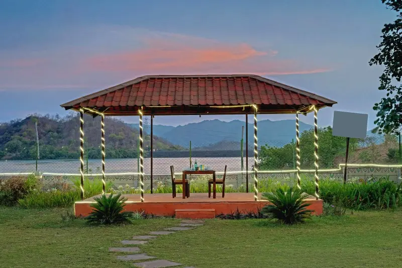 <span   style="color:#ffffff;">Lawn Area</span>