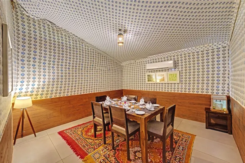 <span   style="color:#ffffff;">Royal Cottage</span>