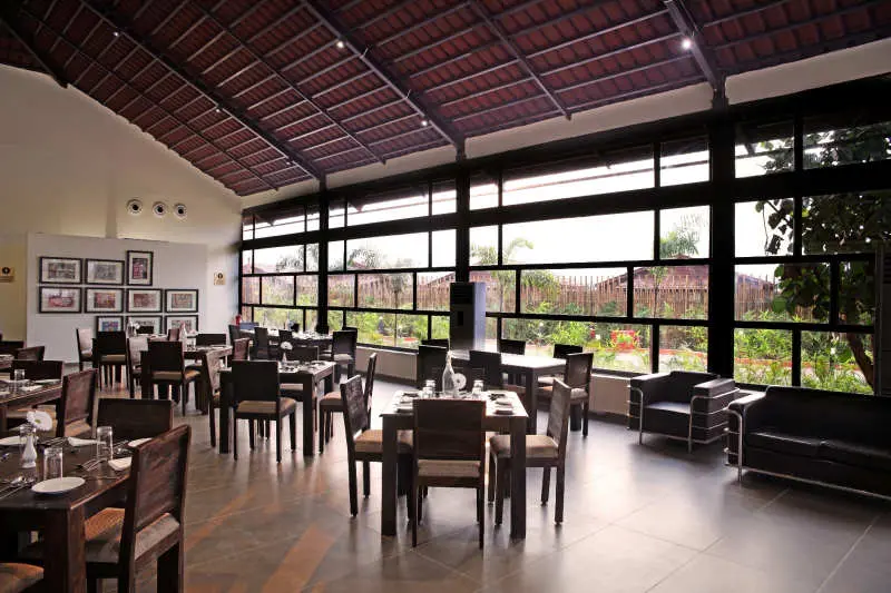 <span   style="color:#ffffff;">Dining Hall</span>