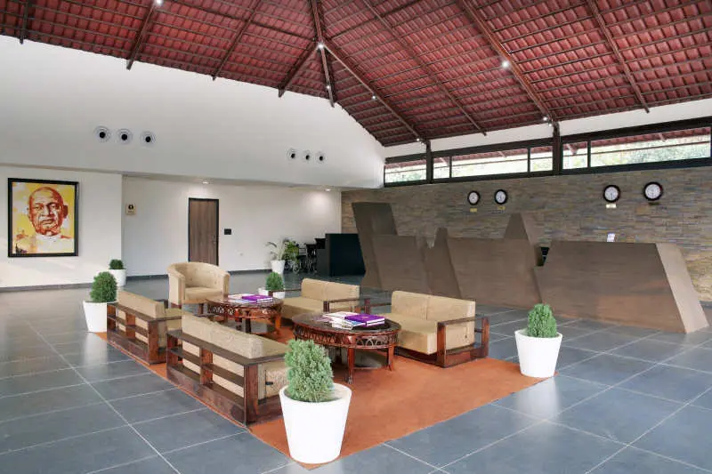 <span   style="color:#ffffff;">Reception Royal Cottage 3</span>