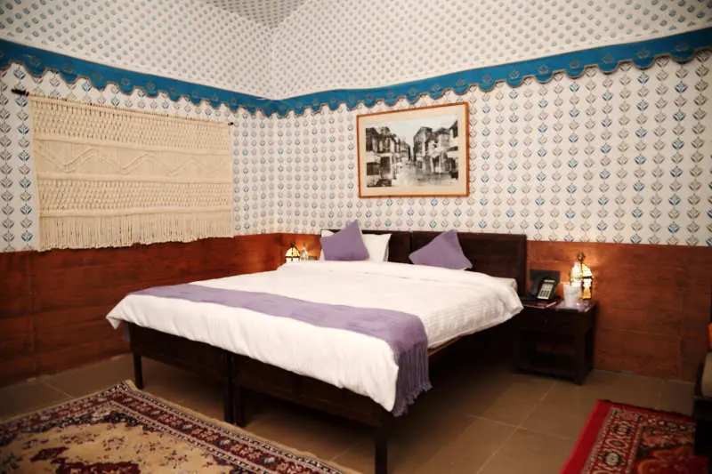 <span   style="color:#ffffff;">Royal Cottage 2</span>
