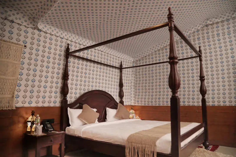<span   style="color:#ffffff;">Royal Cottage 1</span>