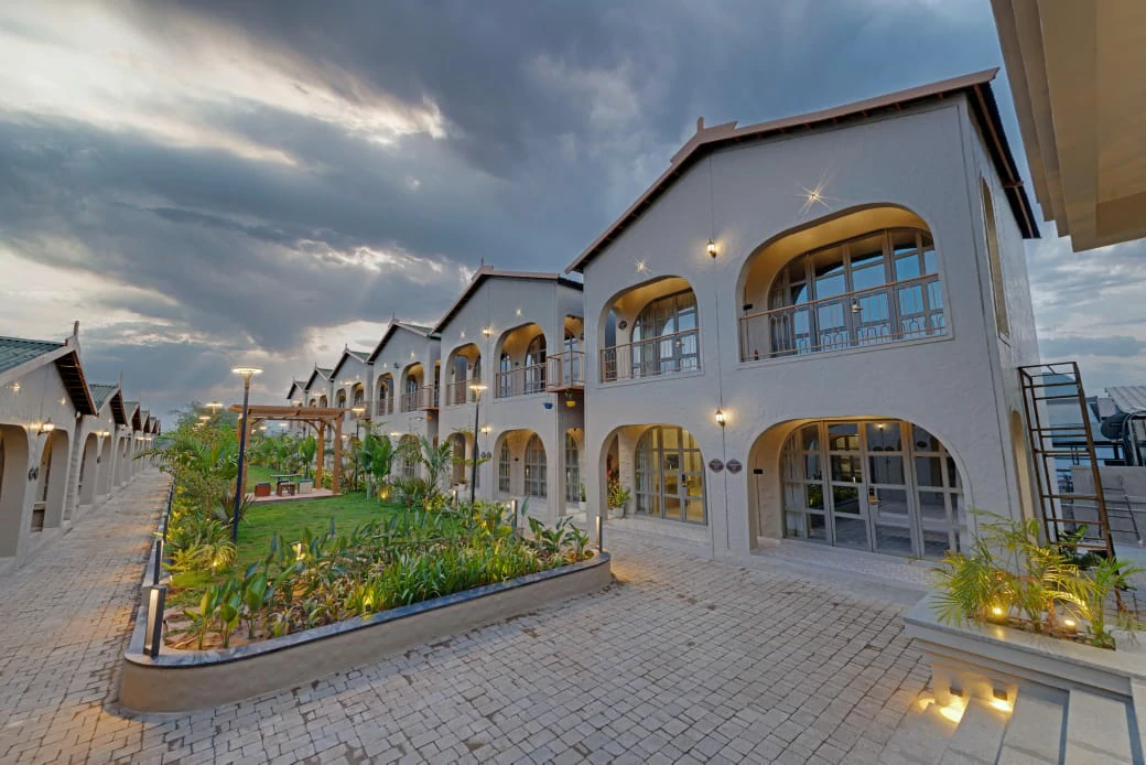 <span  class="uc_style_uc_tiles_grid_image_elementor_uc_items_attribute_title" style="color:#ffffff;">Villa (23)</span>