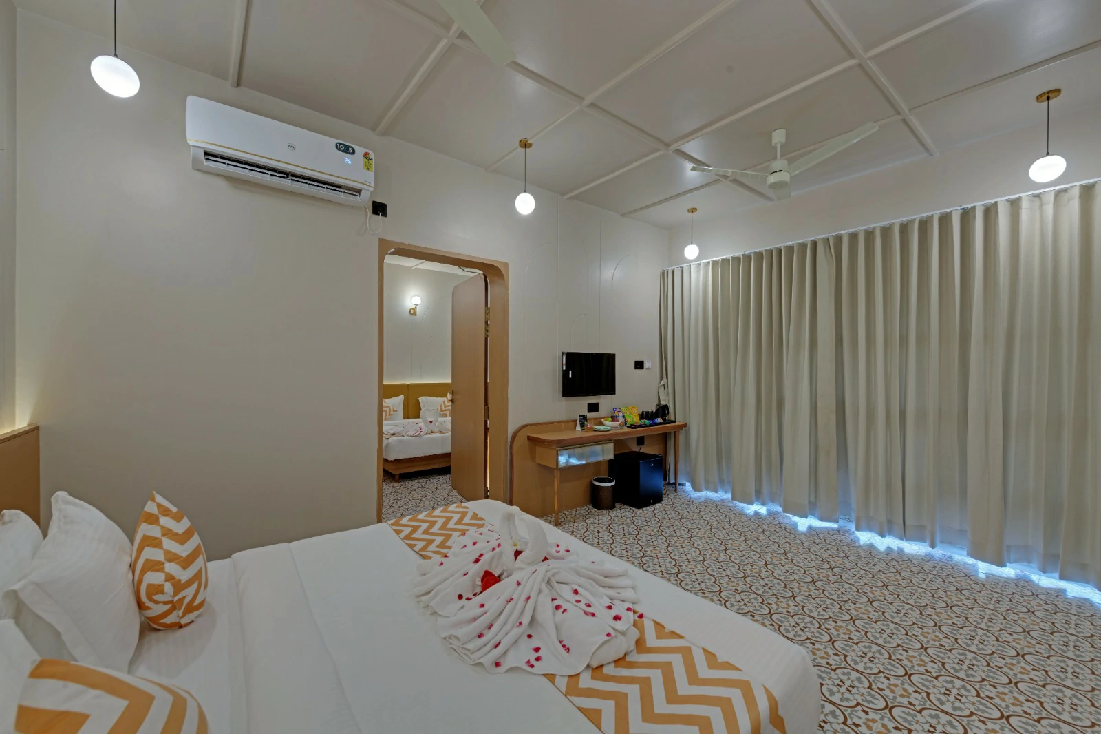 <span  class="uc_style_uc_tiles_grid_image_elementor_uc_items_attribute_title" style="color:#ffffff;">Villa (34)</span>