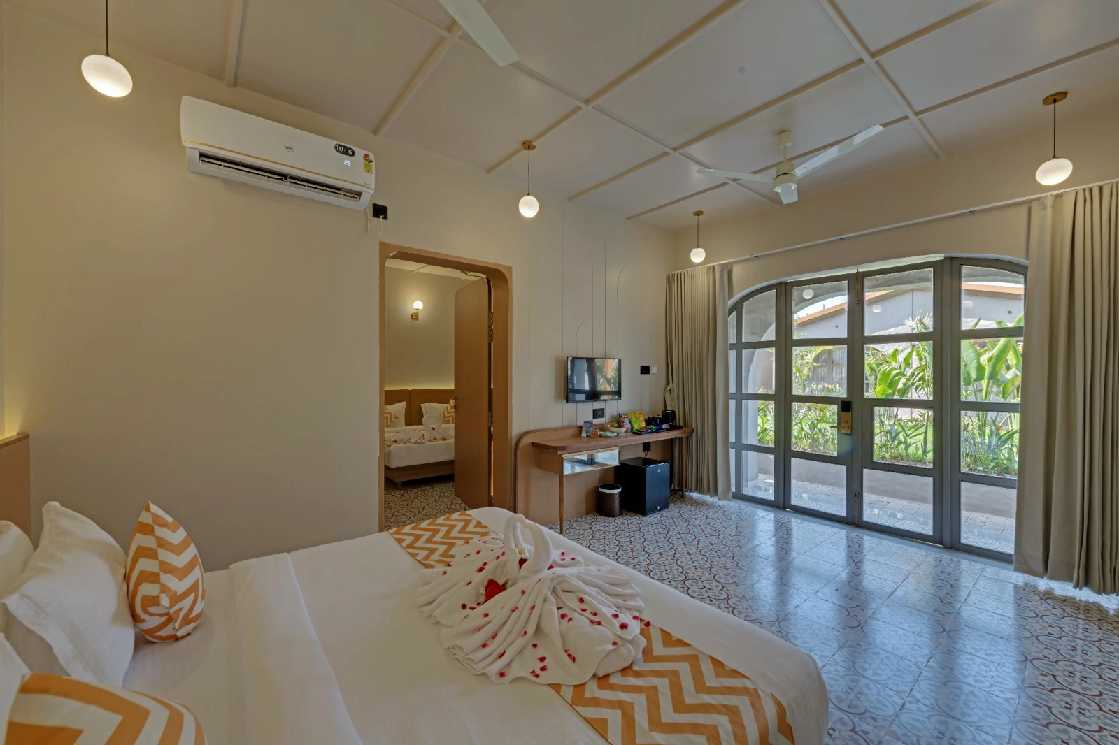 <span  class="uc_style_uc_tiles_grid_image_elementor_uc_items_attribute_title" style="color:#ffffff;">Villa04</span>